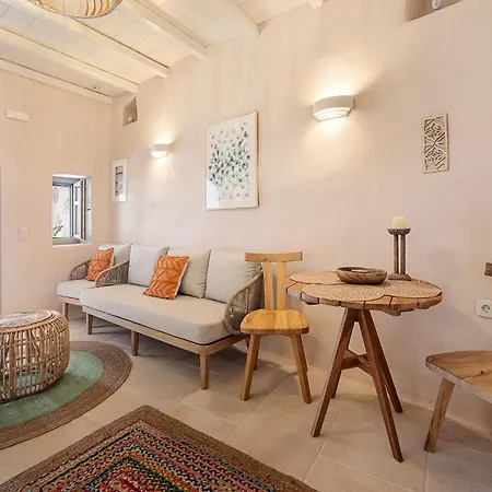 Estia's Hideaway Pyrgos, By Tinosstay